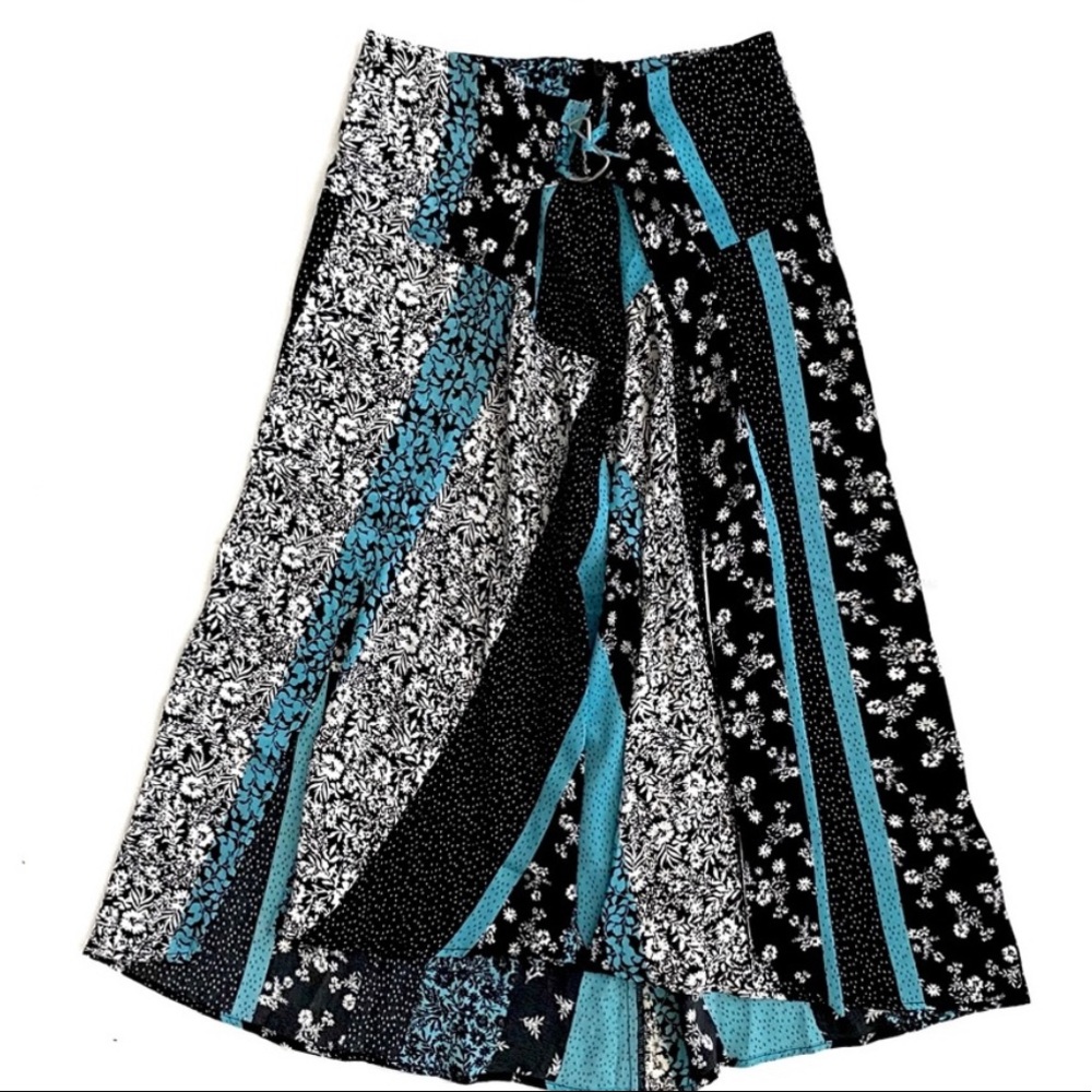 Laundry boho skirt. Small. Waist belted-adjustable. Slit-side. Zipper. NWOT.